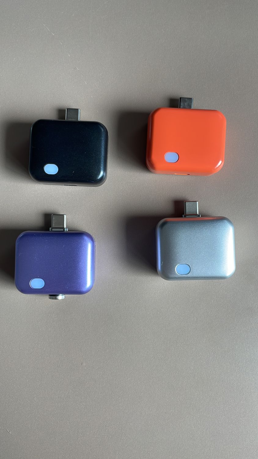 Conector Inteligente nas quatro cores: preto, laranja, roxo e prata